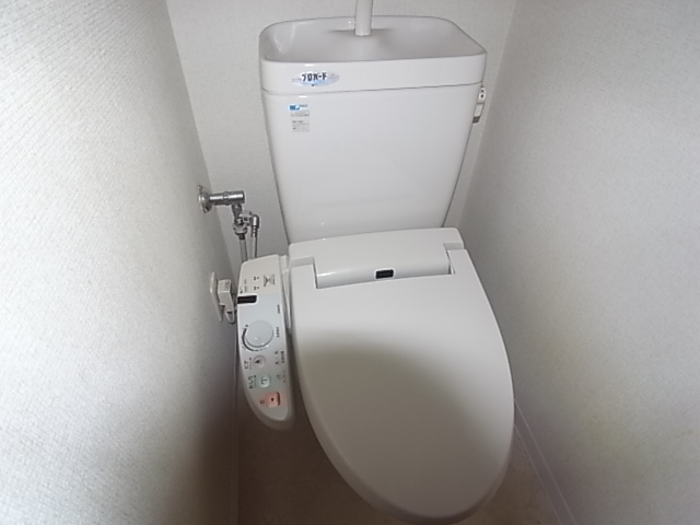 Toilet. It is with a bidet! 