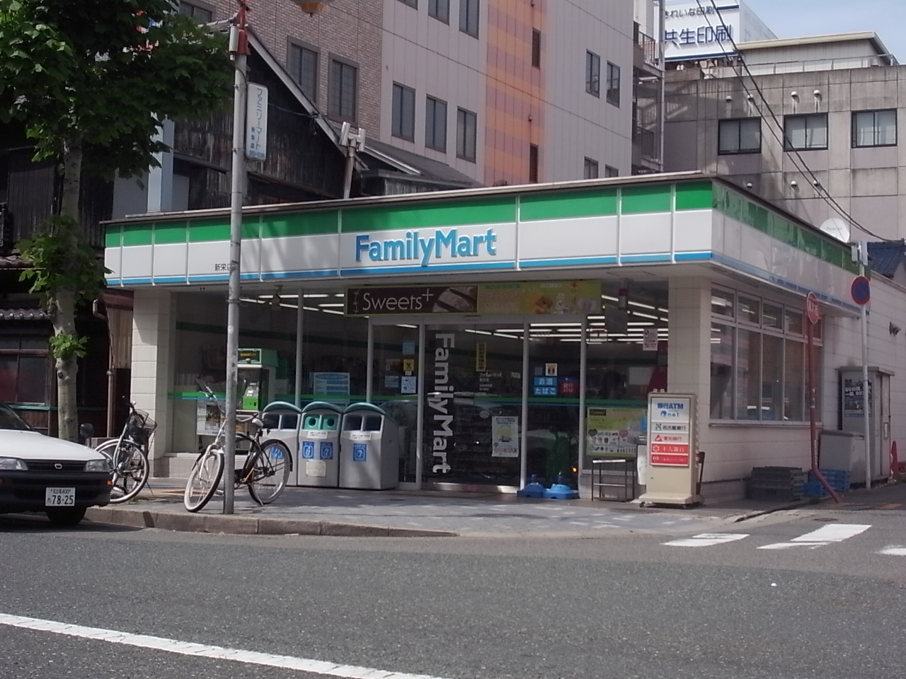 Convenience store. FamilyMart Xin Rong shop until the (convenience store) 68m