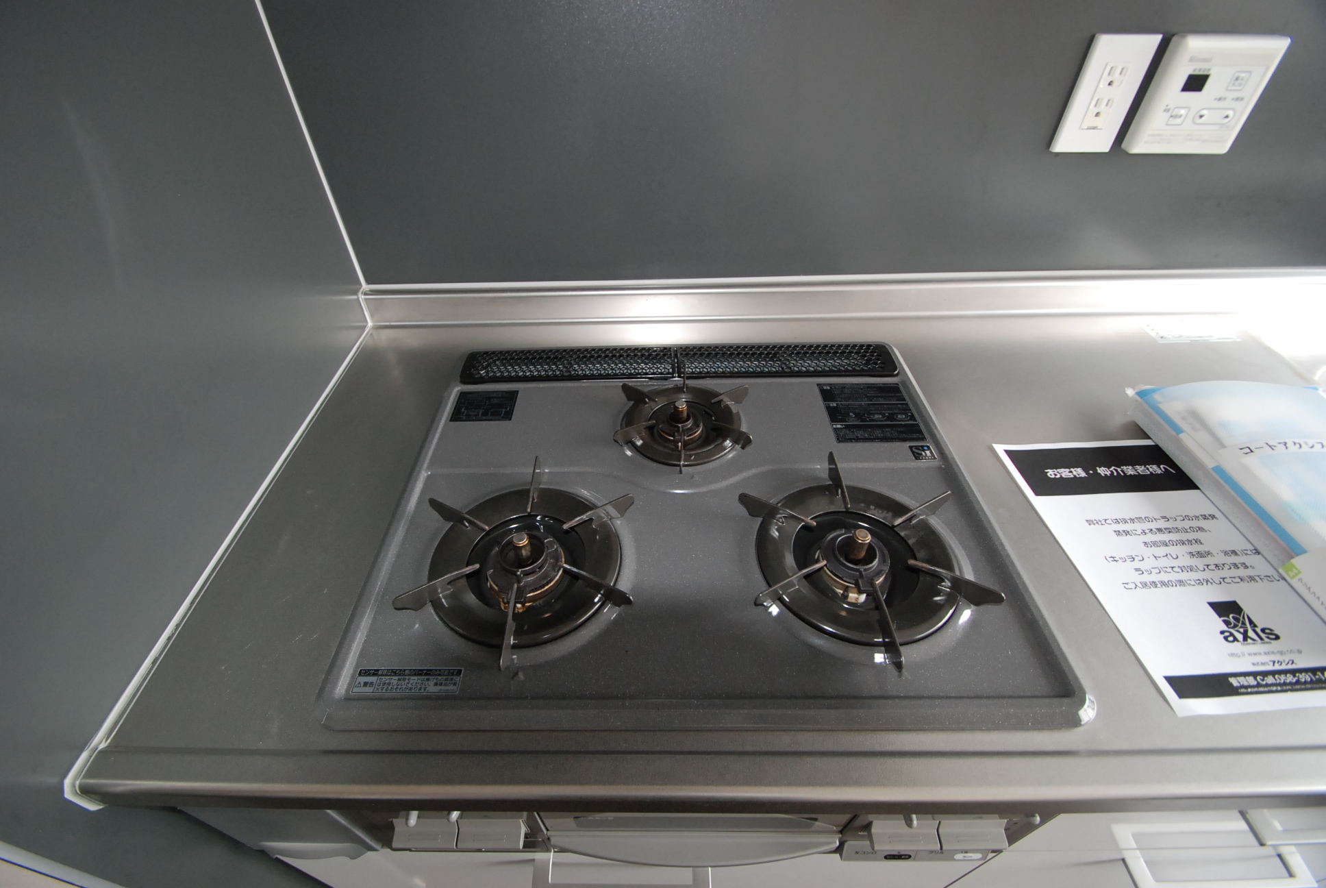 Kitchen. 3-burner stove