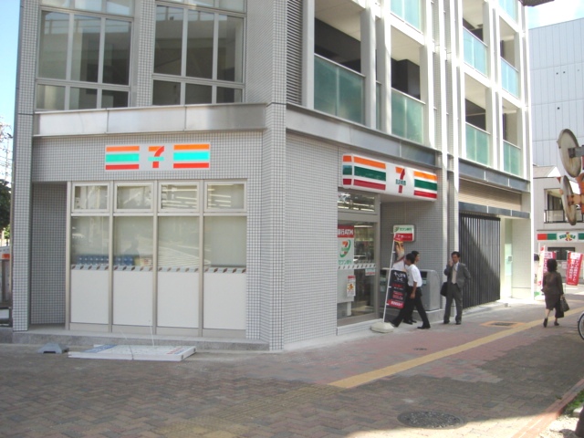 Convenience store. 2m to Seven-Eleven (convenience store)