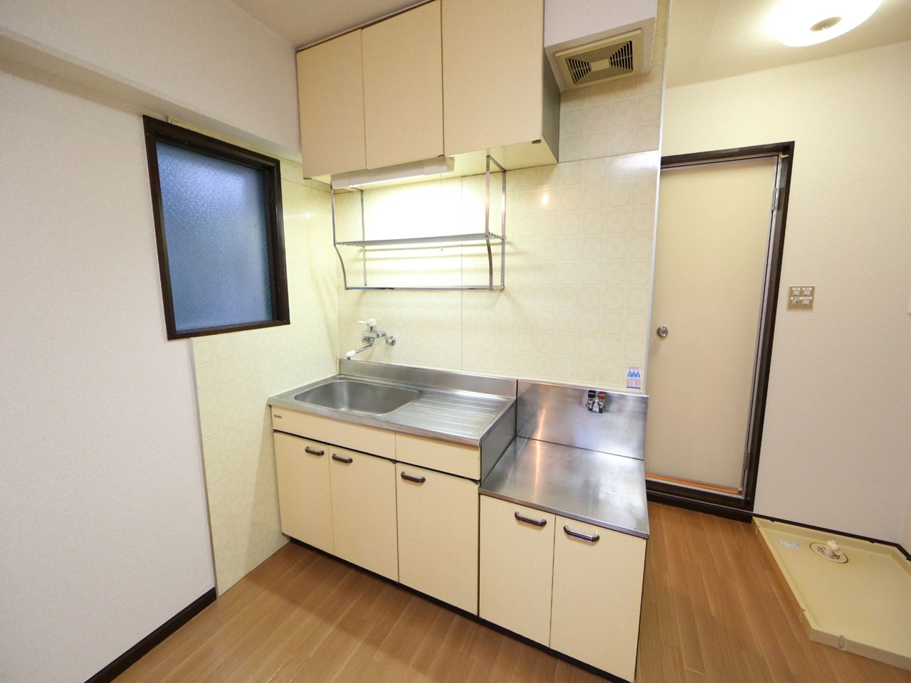 Kitchen. Kitchen (two-burner gas stove installation Allowed) Refrigerator ・ Microwave oven, etc. available OK