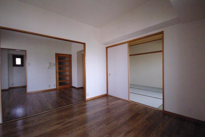 Other room space. DK and Japanese-style room as seen from the Western-style