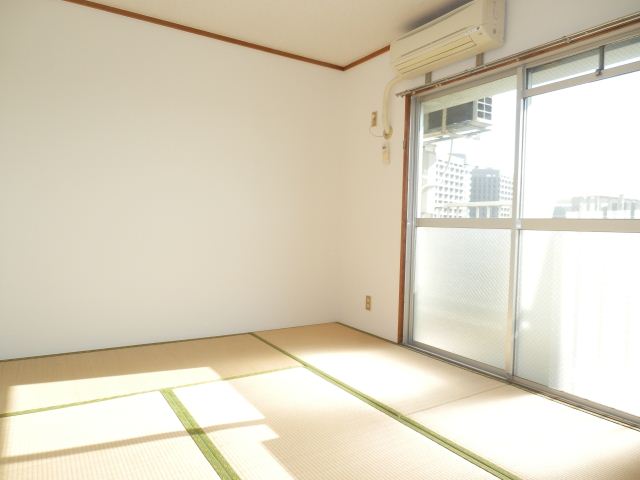 Living and room. Bright is a Japanese-style room. 