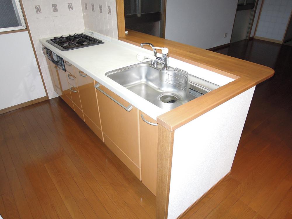 Kitchen. Is a popular face-to-face with kitchen counter.