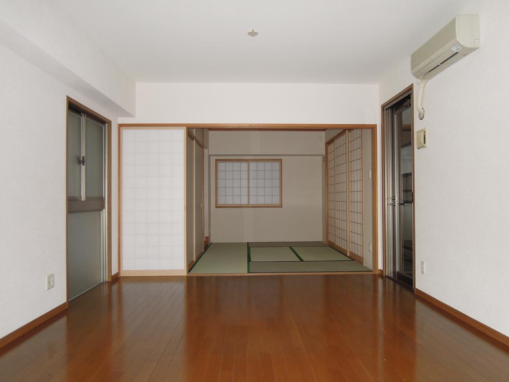 Other introspection. There is a Japanese-style room in the back of the living room.