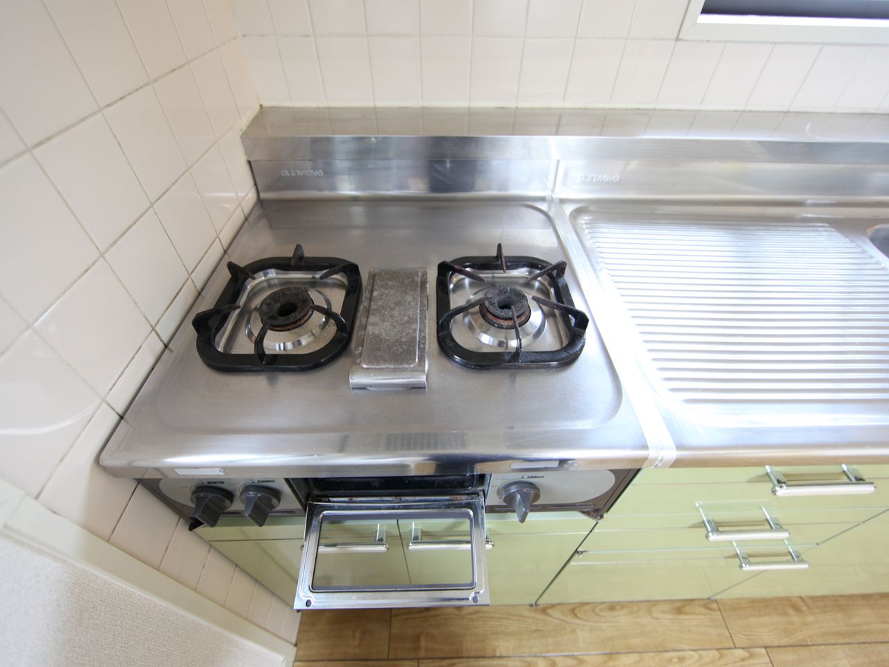 Kitchen. System kitchen (gas two-burner stove ・ With grill)