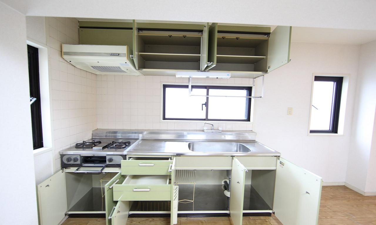 Kitchen. System kitchen (gas two-burner stove ・ With grill)