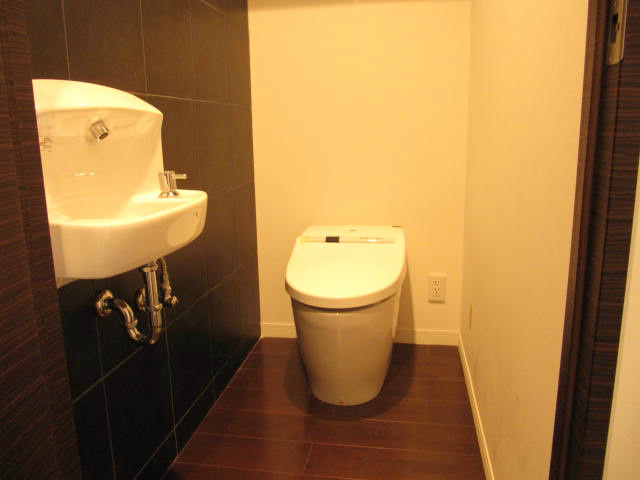 Toilet. With hand-washing sink in the toilet ※ It will be the same type of room image.