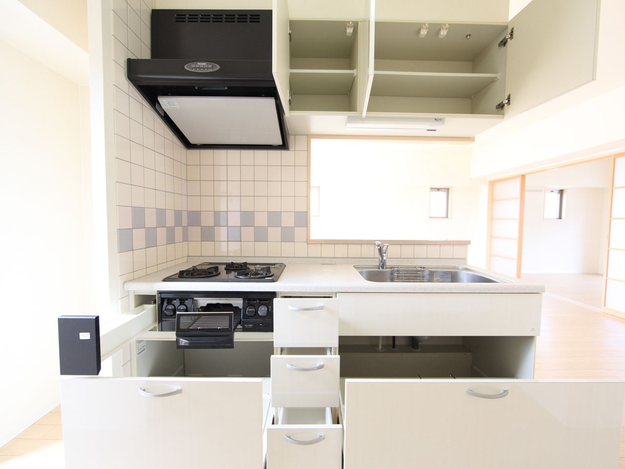 Kitchen. System kitchen (gas 3-burner stove ・ With grill) with window (ventilation good