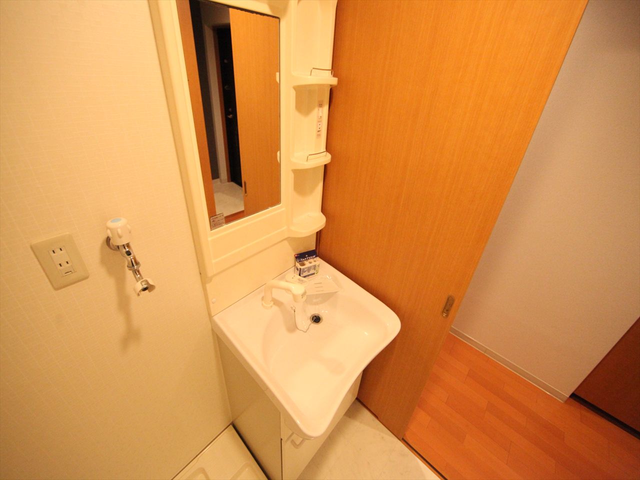 Washroom. Dressing room Independent wash basin (shampoo dresser) With windows (ventilation good)