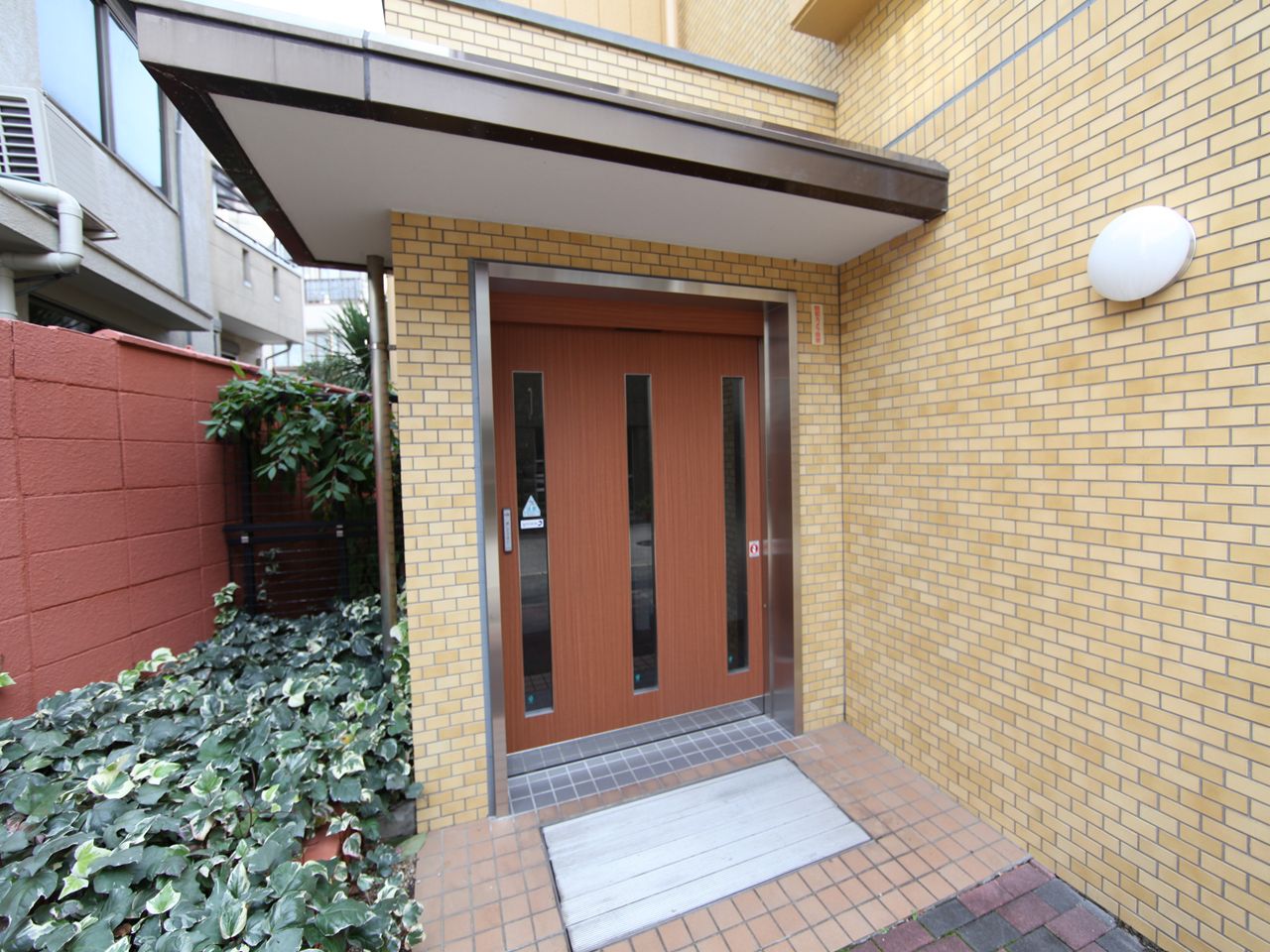 Entrance. Entrance (automatic door)