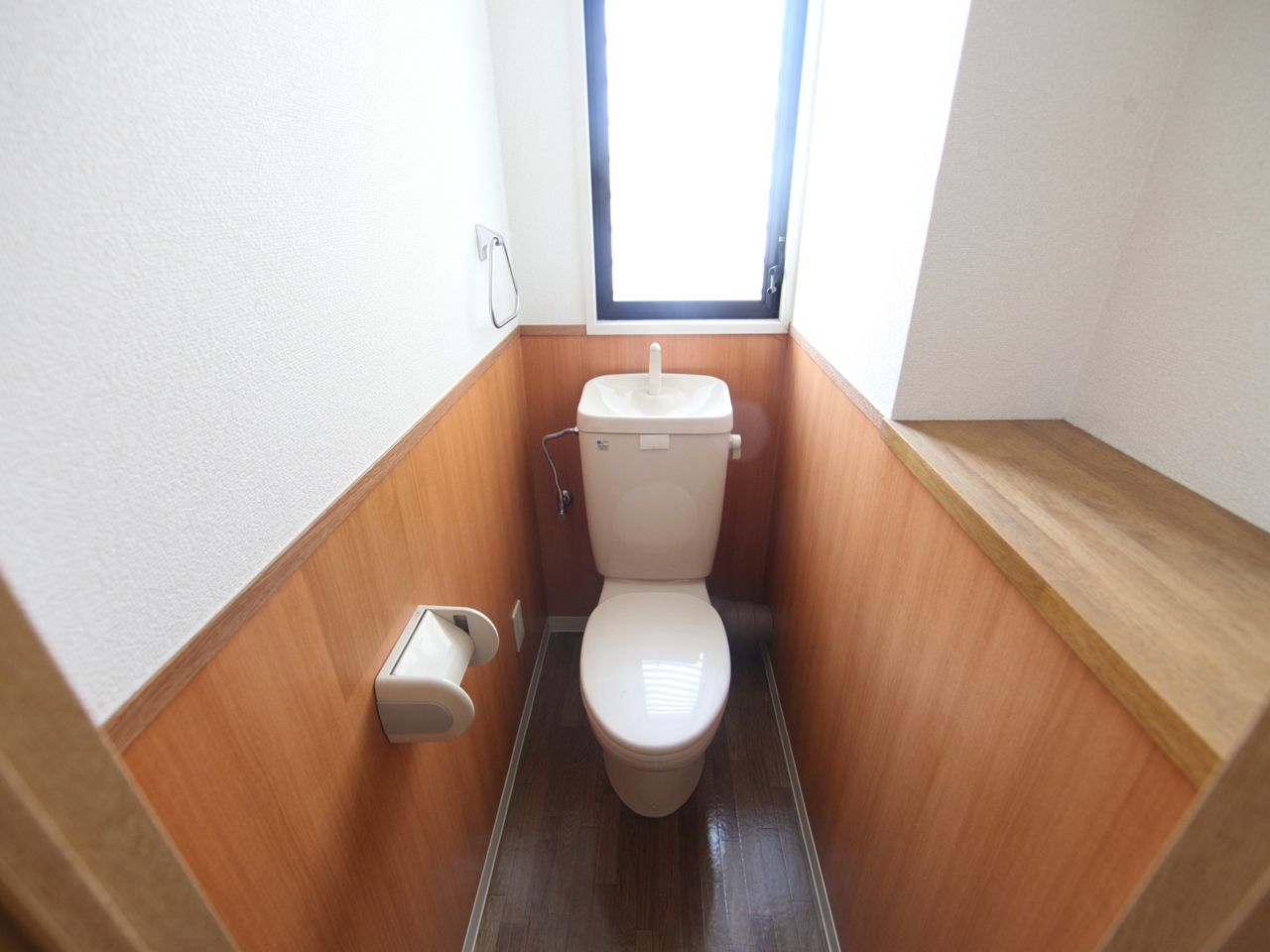 Toilet. toilet Corner room With windows (ventilation good)