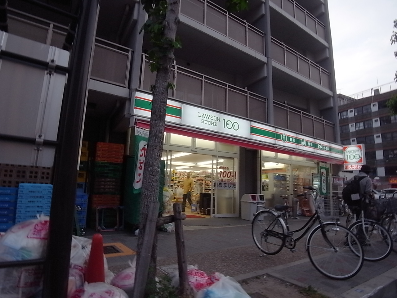 Convenience store. 10m until the Lawson Store 100 under Maezu store (convenience store)