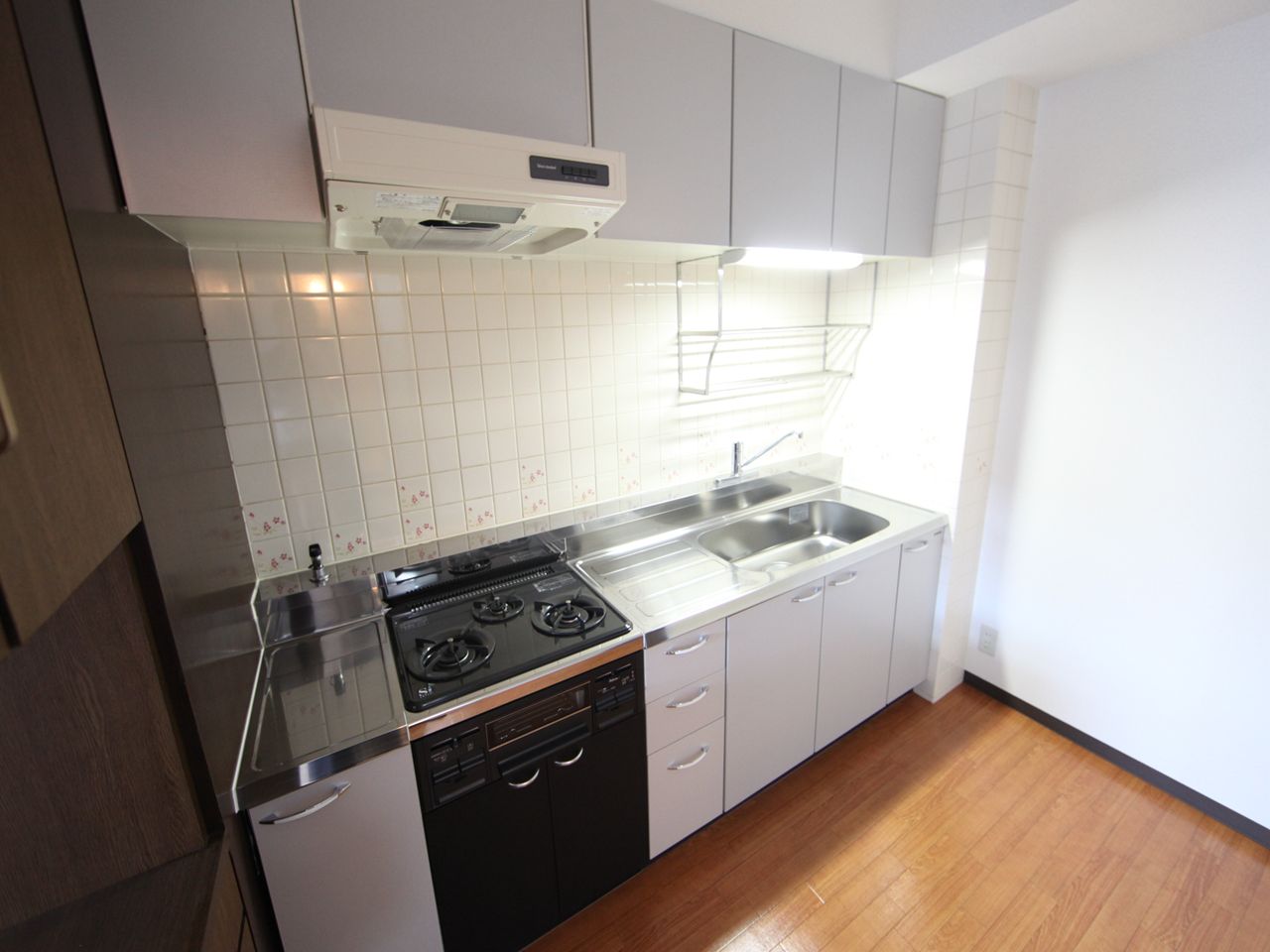 Kitchen. System kitchen (with a three-necked gas grill) There is also a cupboard