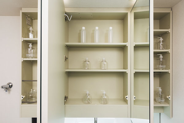 Bathing-wash room.  [Three-sided mirror back storage] From basin accessories to tissue box, Three-sided mirror back storage that can be neat organize. With a convenient hook to the storage and dryer. Also, In the center of the mirror, Keep crisp vivid reflection, Fogging heater has attached (same specifications)