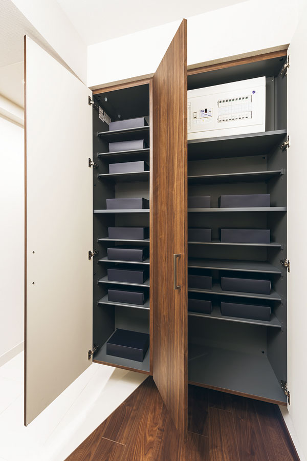 Receipt.  [Entrance storage] In addition to boots can also be housed in the easier, Rich tall type of entrance storage of umbrella storage space is also provided amount of storage has been adopted ( ※ Except for some type. Same specifications)