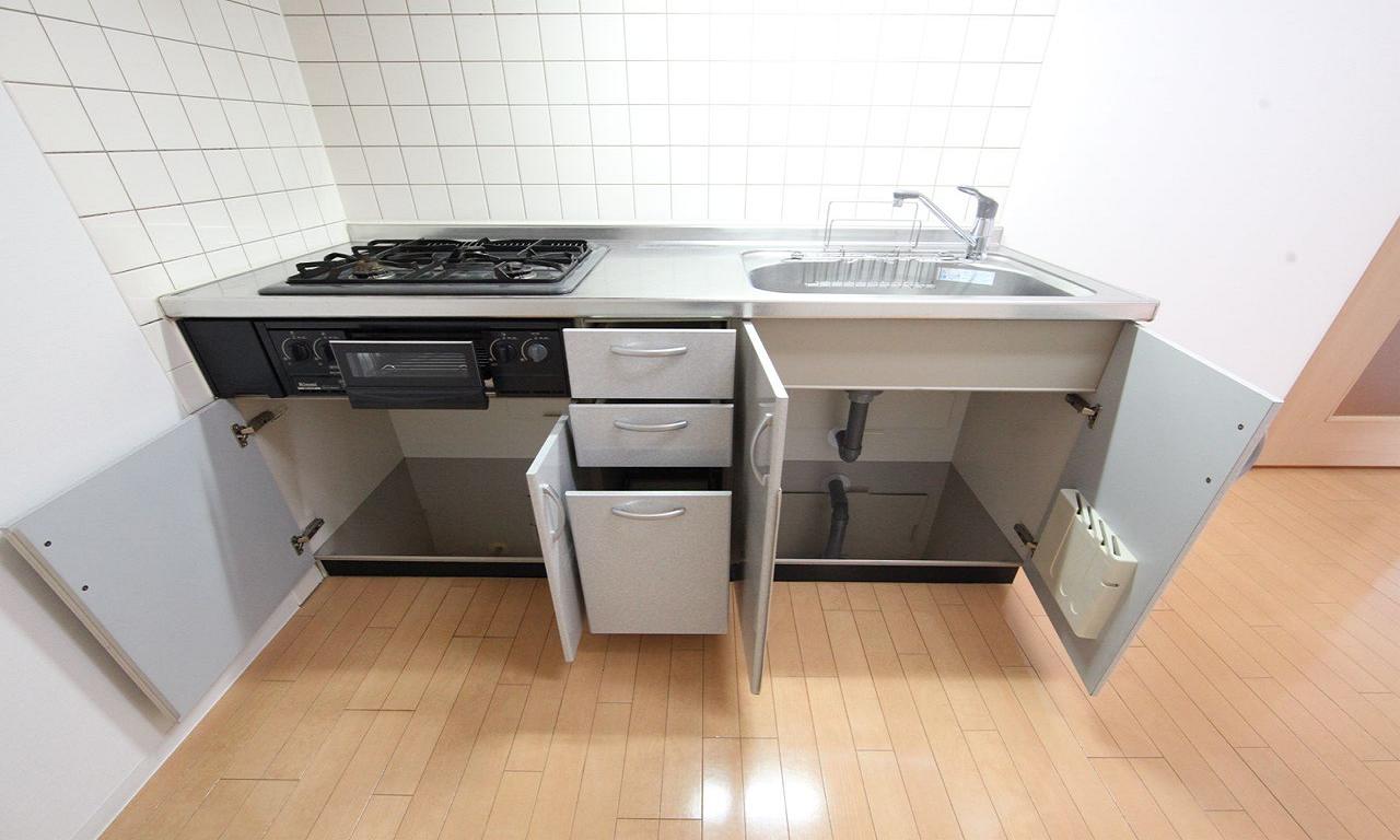 Kitchen. System kitchen (gas three-necked ・ With grill)