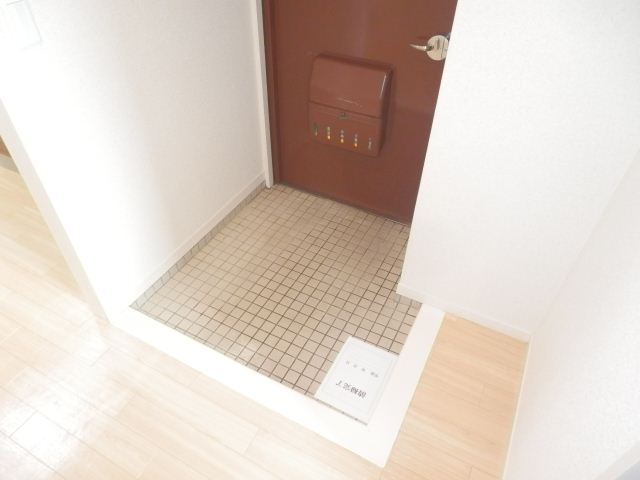 Entrance. Entrance ・ There is space put the shoebox. You can put your favorite a shoebox! 