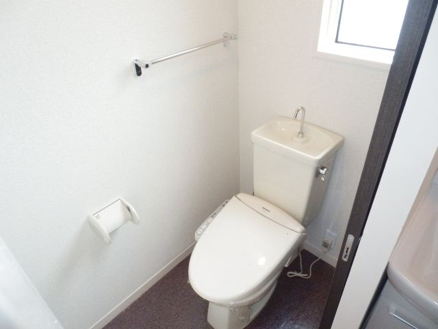 Toilet. Bathroom with a shower. It is a bright space with windows that allow the sun! 