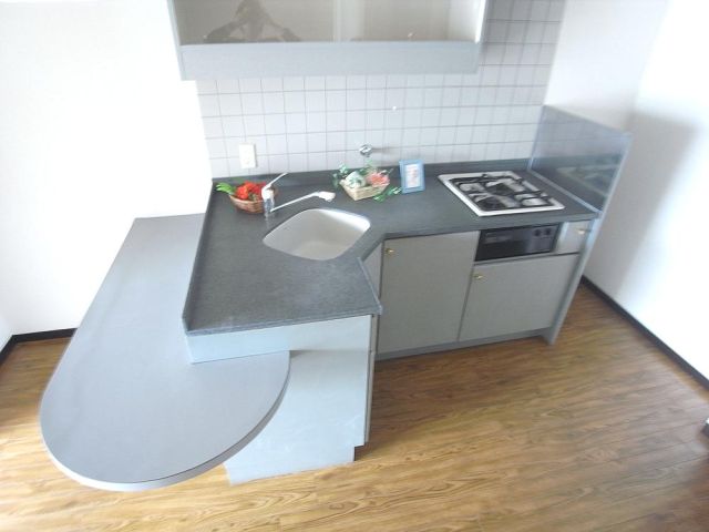 Kitchen. Unusual L-shaped kitchen is to rent