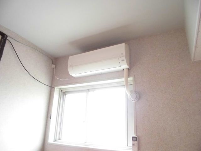 Other Equipment. Air conditioning (living)