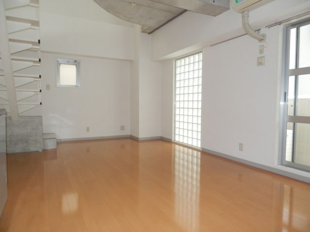 Living and room. This flooring with a clean feeling in stylish white wall. 