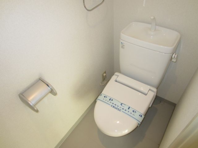 Toilet. It is calm toilet white has become a keynote. 