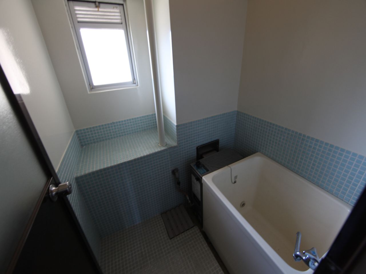 Bath. Bathroom Bathing Restroom With windows (ventilation good)