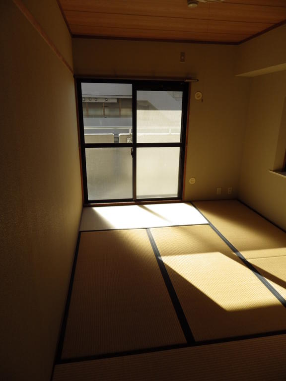 Other room space. Unwind in the tatami room