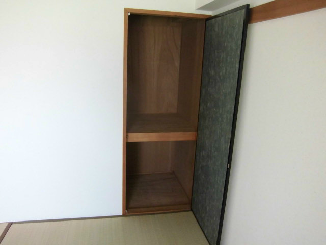 Receipt. North Japanese-style room Armoire