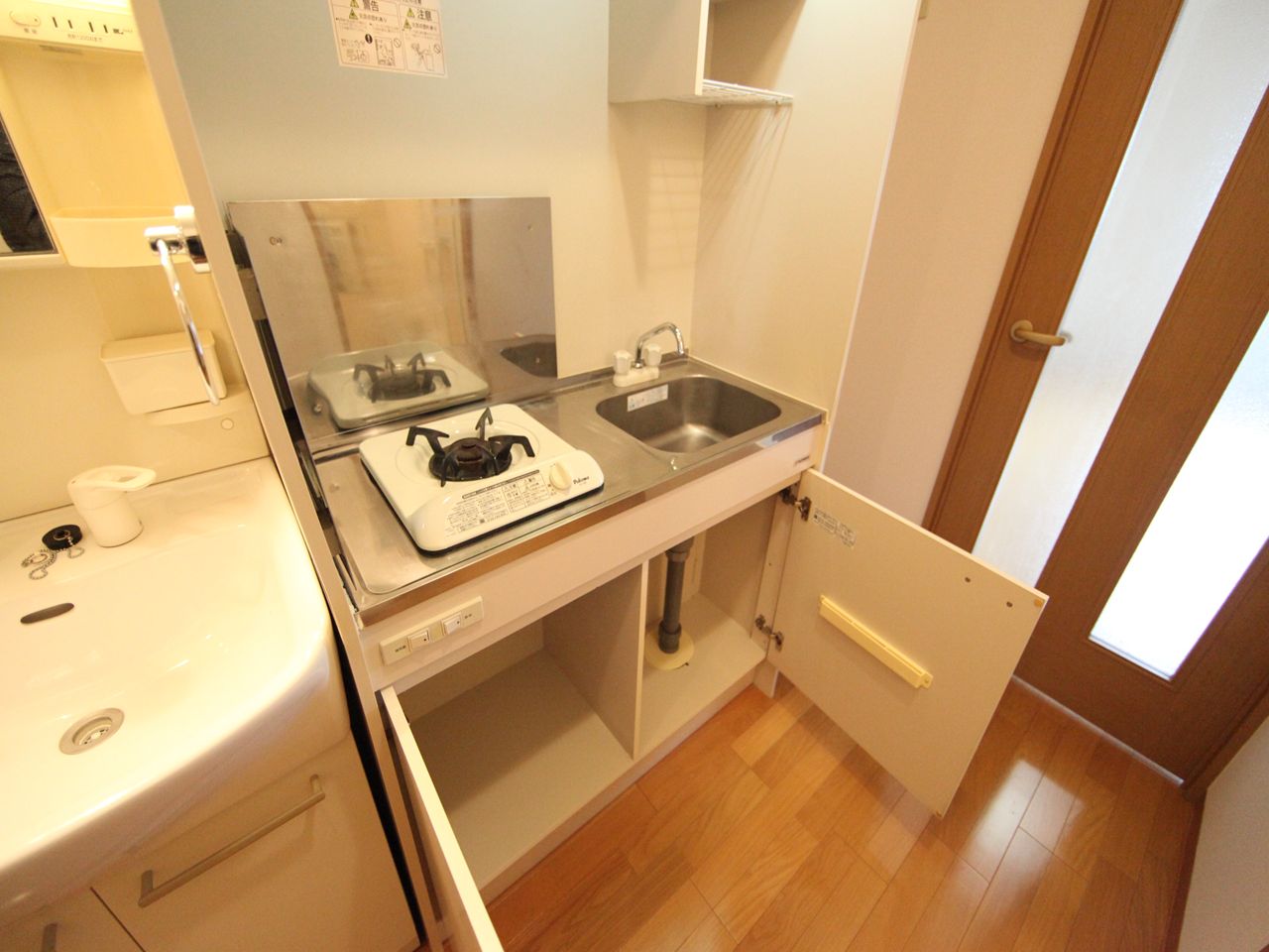 Kitchen. Kitchen (gas 1 burner stove) refrigerator ・ Range, etc. You can offer