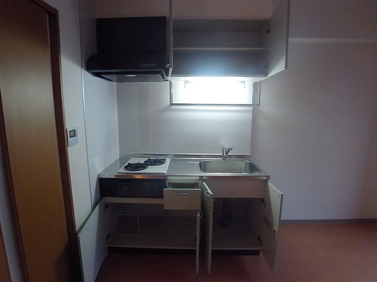 Kitchen. System kitchen (gas 2 burners) ・ With grill