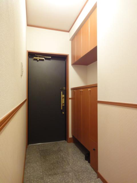 Entrance. Storage (footwear box) with entrance (December 2013) Shooting