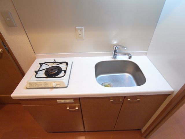 Kitchen. Population marble ・ With gas stove