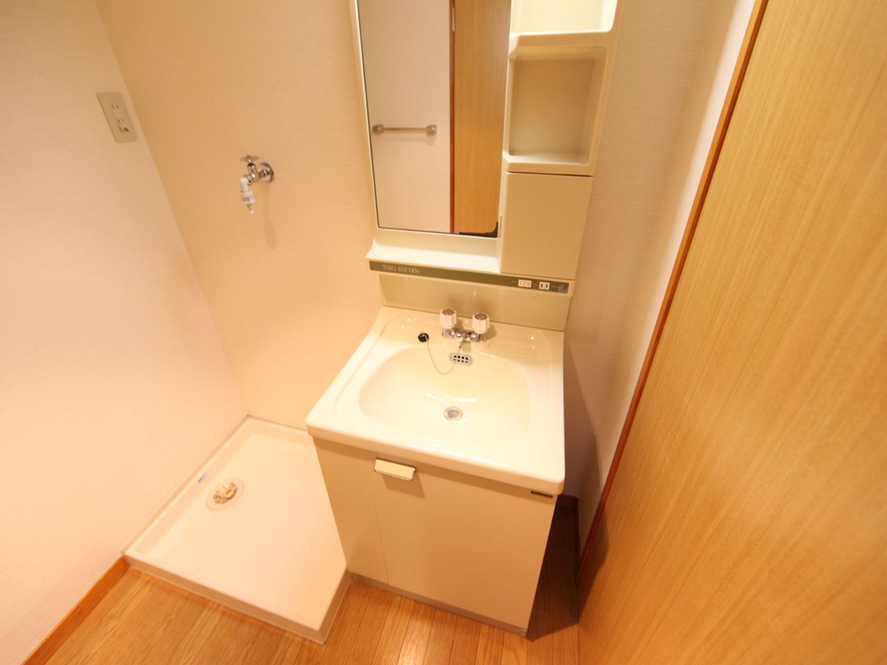 Washroom. Dressing room Independent washbasin You can washing machine available