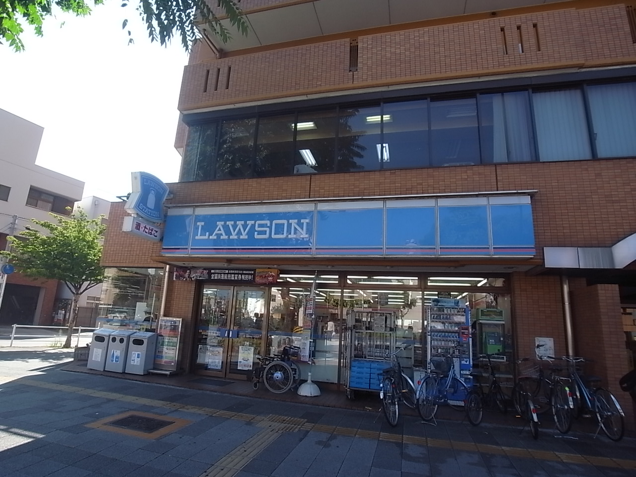 Convenience store. 218m until Lawson Matsubara 2-chome (convenience store)