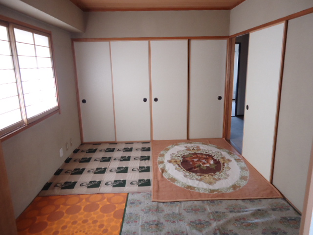 Other room space. Japanese-style room 6 quires ( ※ Tatami has spread a blanket so as not to sunburn)