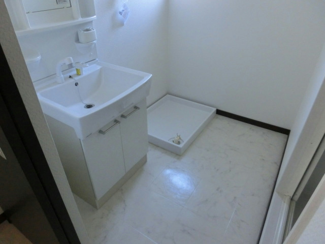 Washroom. Laundry Area ・ Wash basin