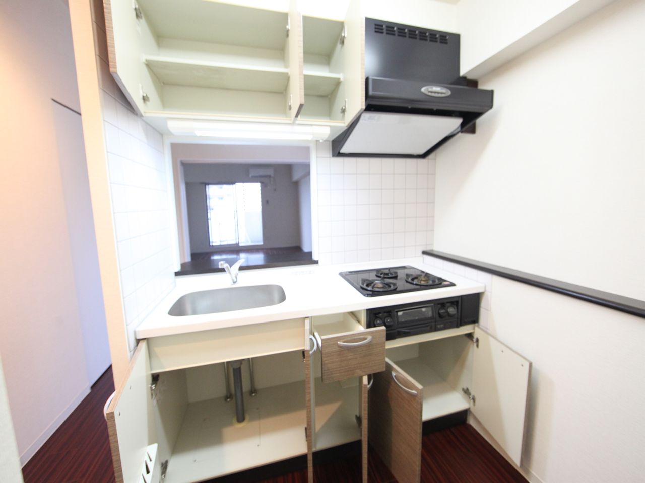 Kitchen. System kitchen (gas three-necked ・ With grill)