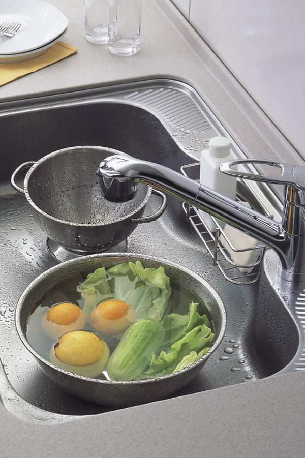 Kitchen.  [Quiet stainless steel large function sink] width, A margin in the depth direction both, Z sink also easy to wash shape, such as large pot. Adopted inconspicuous galaxy pattern scratches. Also, By pasting the sink back to the damping material, Also sound when the water and the hot water was dropped to the sound and sink a spoon hitting the sink will be reduced (same specifications)