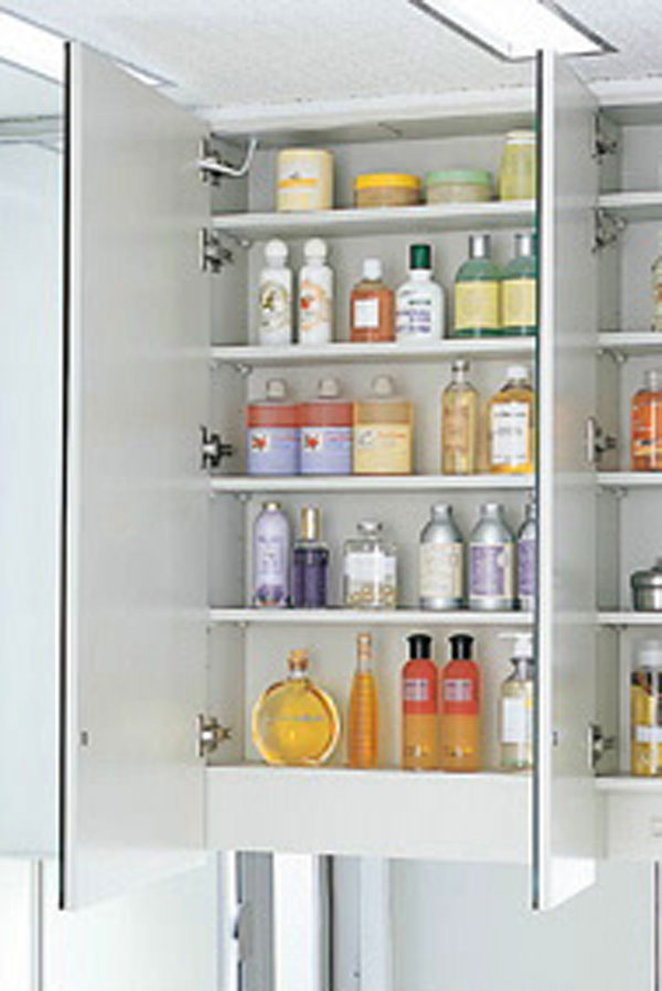 Bathing-wash room.  [Mirror cabinet] Three-sided mirror which arranged the wide mirror in the center Ya, Adopt a vanity that also includes a three-sided mirror under mirror tailored to the child's point of view. Ensure the storage rack on the back side of the three-sided mirror. You can organize clutter, such as skin care and hair care products (same specifications)