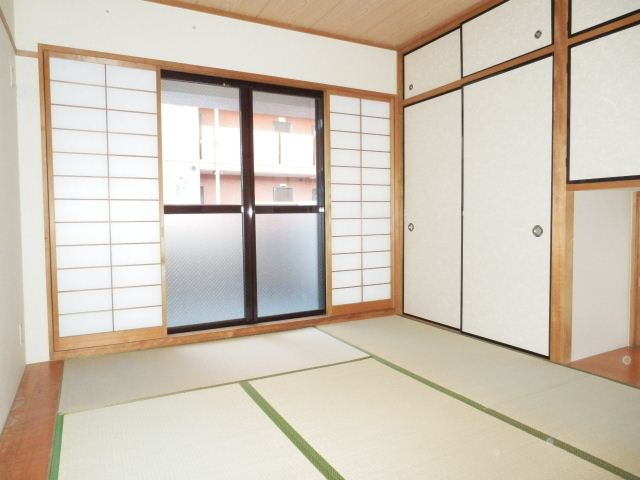 Living and room. Is a Japanese-style room.