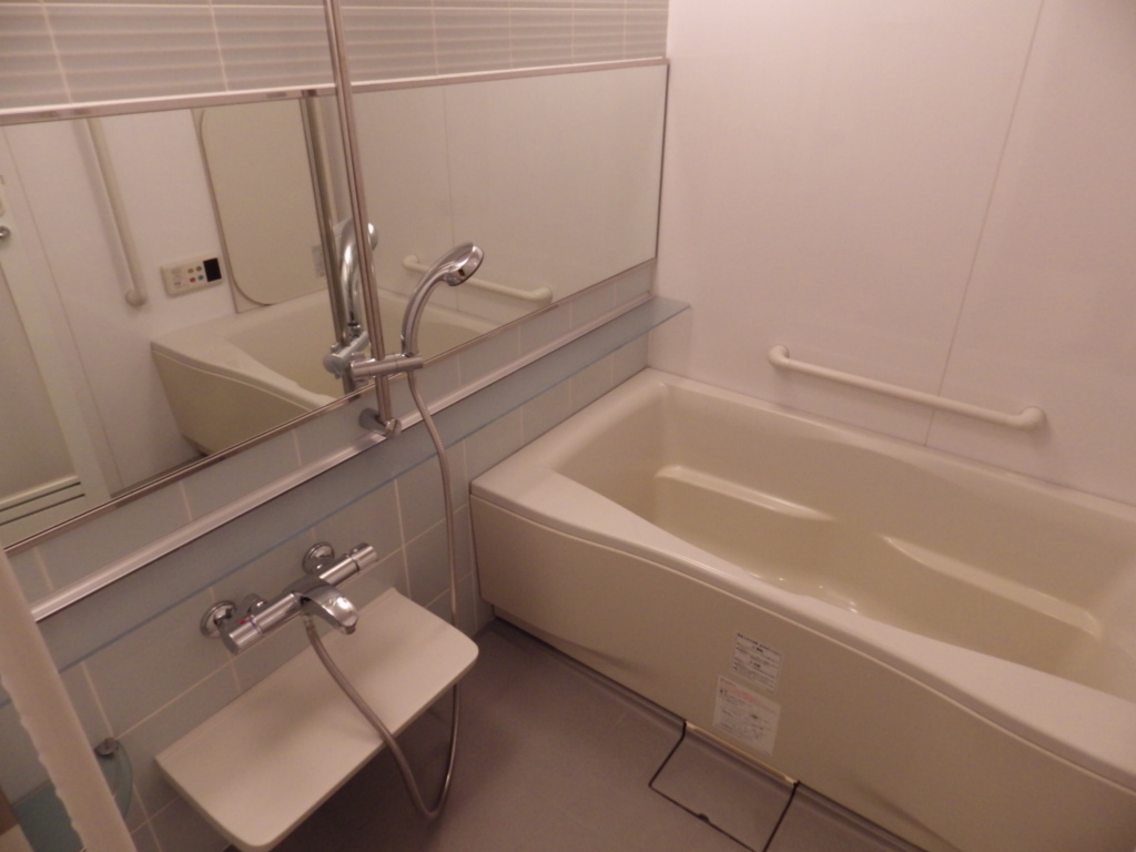 Bath. Spacious bathtub