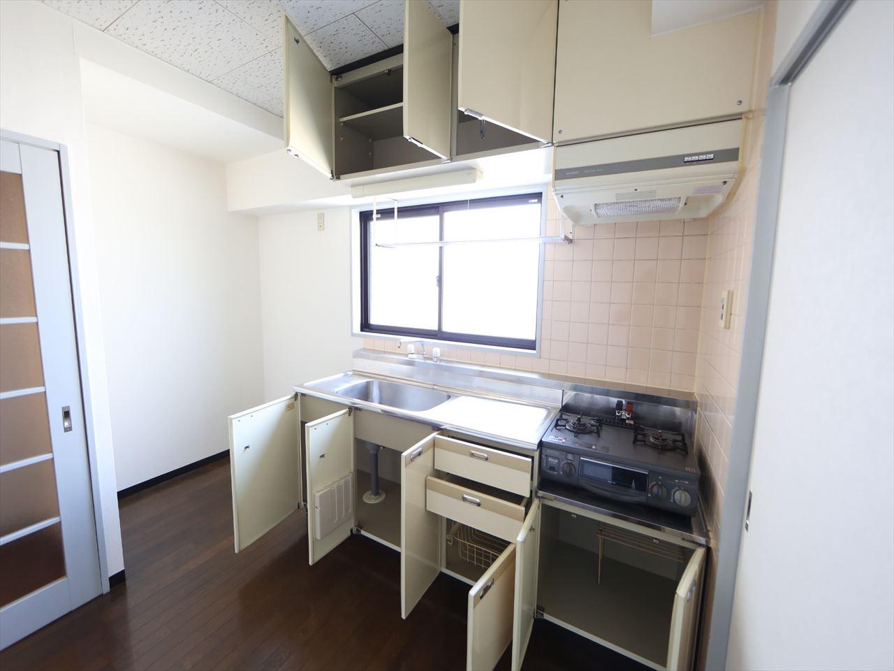 Kitchen. Kitchen (gas two-burner stove ・ Grill installation was) with a window (ventilation good