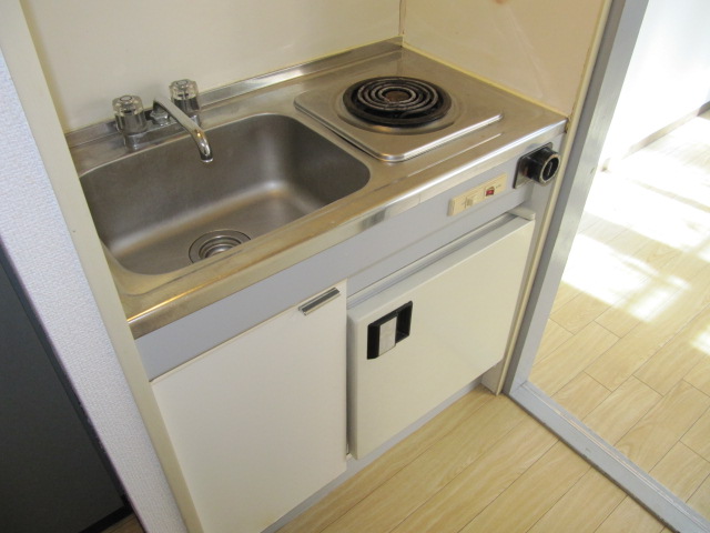 Kitchen. With electric stove