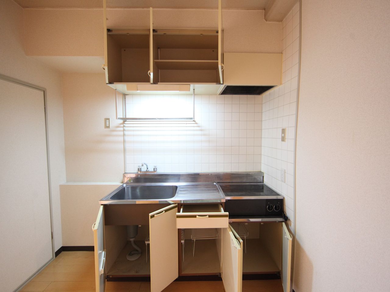 Kitchen. System Kitchen (2 burners with electric stove)