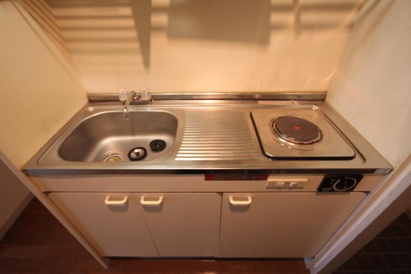 Kitchen. 1-neck electric stove