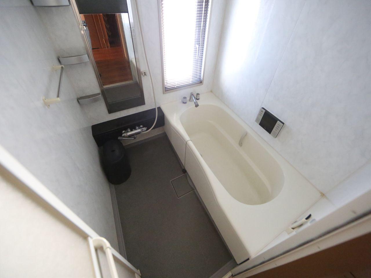 Bath. bath Bathroom with TV With windows (ventilation good)