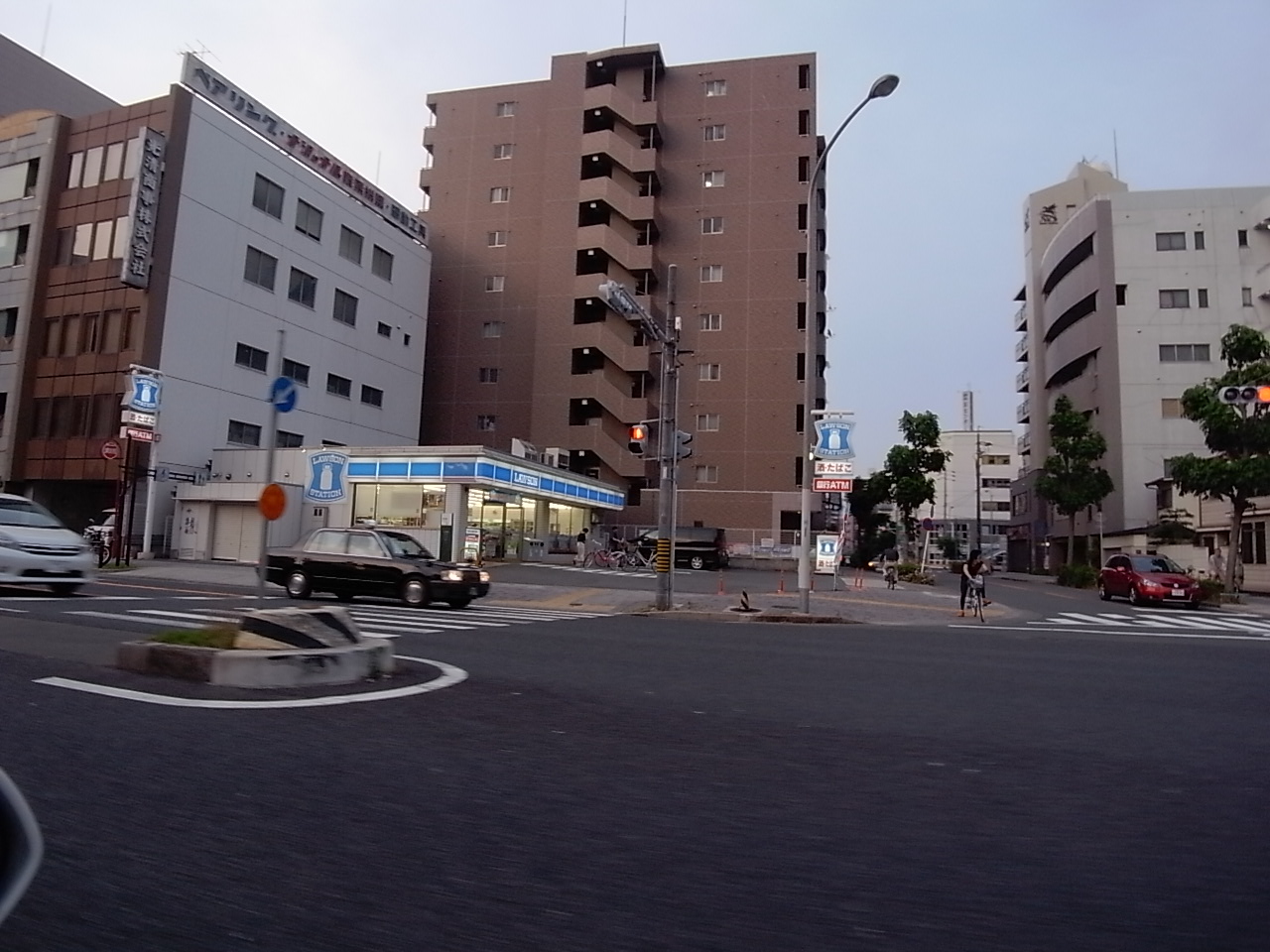 Convenience store. 15m to Naka-ku, under Maezu store Lawson (convenience store)