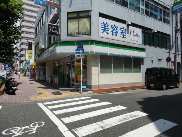 Convenience store. FamilyMart Xin Rong-chome store up (convenience store) 440m